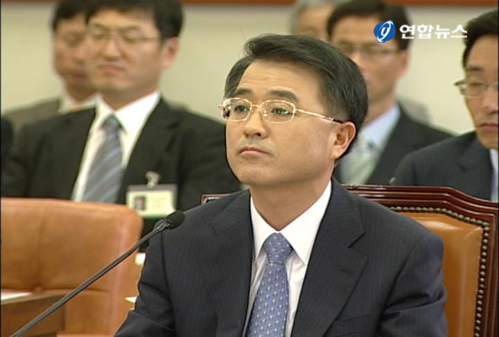 천성관, 野 집중포화에 `진땀'
(서울=연합뉴스) 송수경 기자 = 천성관 검찰총장 후보자는 13일 국회 법제사법위원회의 인사청문회에서 아파트 매입경위 등 도덕성 문제를 둘러싼 야당 의원들의 송곳 질문에 진땀을 뺐다.
천 후보자는 서울 신사동 고급 아파트를 구입하는 과정에서 친인척과 지인으로부터 23억5천만원을 빌린 경위에 대한 의혹제기가 이어지자 "여러가지 의문을 갖게 해 송구스럽게 생각한다", "신중치 못했다는 점을 반성한다"고 거듭 몸을 낮췄다.
그러나 거래 관계에 대한 금융자료 제출과 아파트 매입 과정에서 15억5천만원을 빌린 사업가 박모씨 및 5억원을 빌린 동생의 재산상황 등 세부내용에 대해서는 "자료가 없다", "정확히 아는 바가 없다"며 구체적 답변을 하지 않았다. 민주당 박지원 의원이 천 후보자 부부가 박씨와 두차례에 걸쳐 일본여행을 함께한 의혹이 있다고 하자 "비행기에 한국인 단체관광객이 많아 같이 탔는지는 모르지만 같이 간 기억은 없다"고 부인했다. 또한 박 의원이 "야당 의원은 차용증 쓰고 영수증 끊어줬는데 수사를 받고 검사는 10여억원을 그냥 빌렸다 차용증 써줘도 된다면 야당 의원들은 억울해서 살겠느냐"고 꼬집자 "기존 아파트를 팔면 다 갚을 수 있어서.."라고 말끝을 흐렸다.
그는 그러나 "박씨와는 전혀 특별한 관계가 아니다", "술자리도 한 적이 없다"며 `특수관계'가 아니냐는 의혹에 대해 적극 반박에 나섰다. 장남 결혼식 장소와 관련해서도 "교외에서 했다"고 답변했다가 박 의원이 "워커힐 W호텔에서 하지 않았느냐"고 따지자 "네. 야외에서 했다"고 정정하기도 했다.
같은 당 박영선 의원은 CJ그룹 이재현 회장과 이명박 대통령 측근인 천신일 세중나모여행회장, 천 후보자간 3각 커넥션 의혹을 제기하며 천 후보자를 몰아세웠다.
박 의원은 "이 회장과 얼마나 친분이 있느냐"고 운을 뗀 뒤 천 후보자가 "사석에서 만난 적은 없고 얼굴 정도 아는 사이"라고 대답하자 "사석에서 만났다는 자료가 있다"며 "공교롭게 CJ그룹의 `살인청부' 사건이 천 후보자의 서울중앙지검장 부임 이후 묻혀졌다"고 의혹을 제기했다.
이에 천 후보자는 "이미 그 사건은 제가 오기 전에 종결됐고 부임 이후 들은 바 없다"고 반박하자 박 의원은 "이 사건이 미제로 남게 된 것은 천 회장과 연관돼 있기 때문"이라며 "천 회장과 CJ측간에 2007년 5월16일 오간 주식거래 계약서를 입수했는데 주식거래 내력을 2008년 12월까지 18개월간 노출하지 않는다는 문구가 있다"고 주장했다.
박 의원은 "2008년 12월까지 노출되지 않도록 한 것은 대선자금 연결고리가 될 수 있는 부분"이라며 "이 회장과 천 회장, 천 후보자가 얽혀 있는 사건"이라고 재차 압박했다.
그러나 천 후보자는 "주식 거래는 두 분 사이의 일", "전혀 아는 바 없다"고 일축했다.
hanksong@yna.co.kr