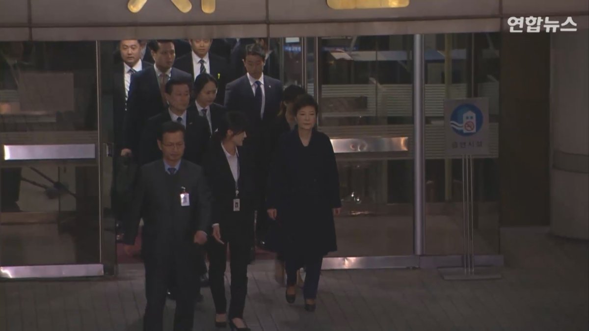 [현장영상] 박 전 대통령 영장심문 종료…검찰 차 타고 대기장소로 이동