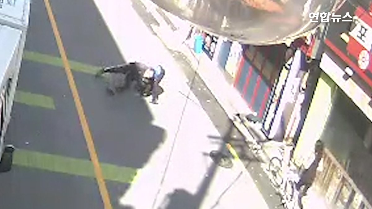 [현장영상] 헤어진 여친 골프채로 폭행한 60대…지나가던 시민이 제압