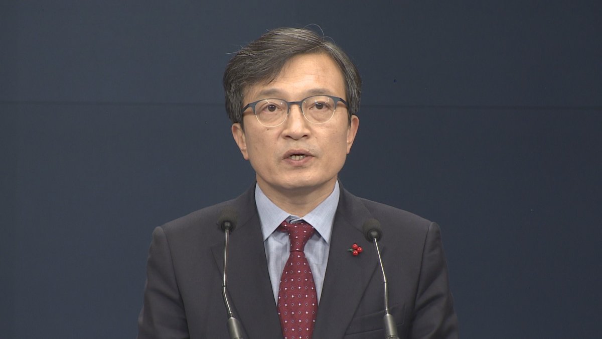 청와대 "군 인사자료 카톡 유출…파견장교 복귀"