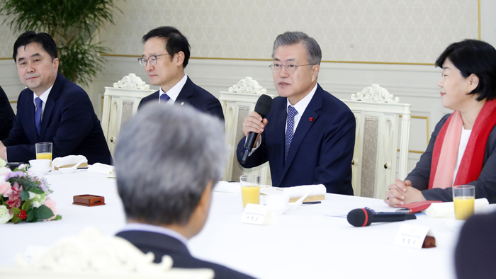 문 대통령 잇단 식사정치…개각구상 가다듬나