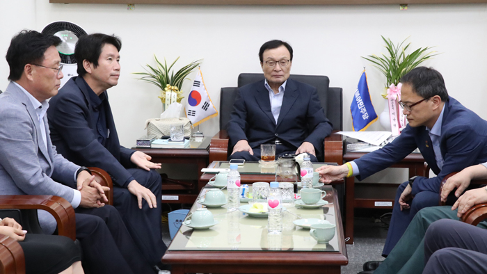 與, 조국 '적격' 입장 사실상 재확인…"검찰 여론몰이 경고"