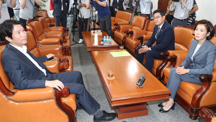 與 "사법개혁 국민명령"…野 "민심 거스른 결정"