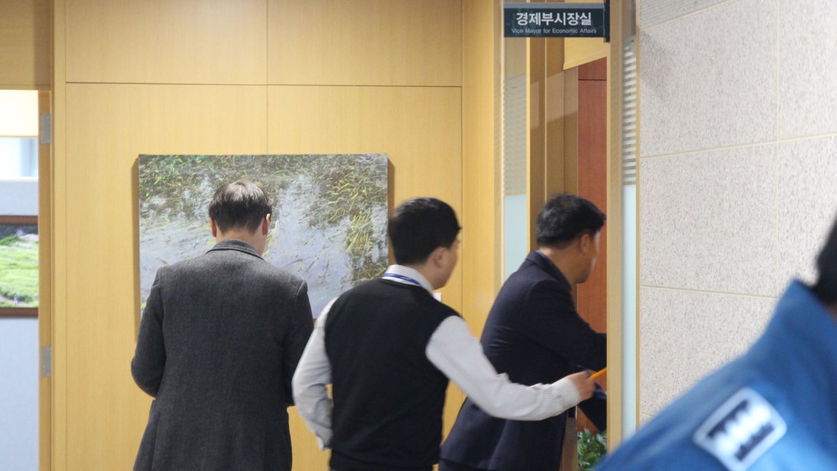 검찰, '김기현 제보' 송병기 집무실·자택 압수수색