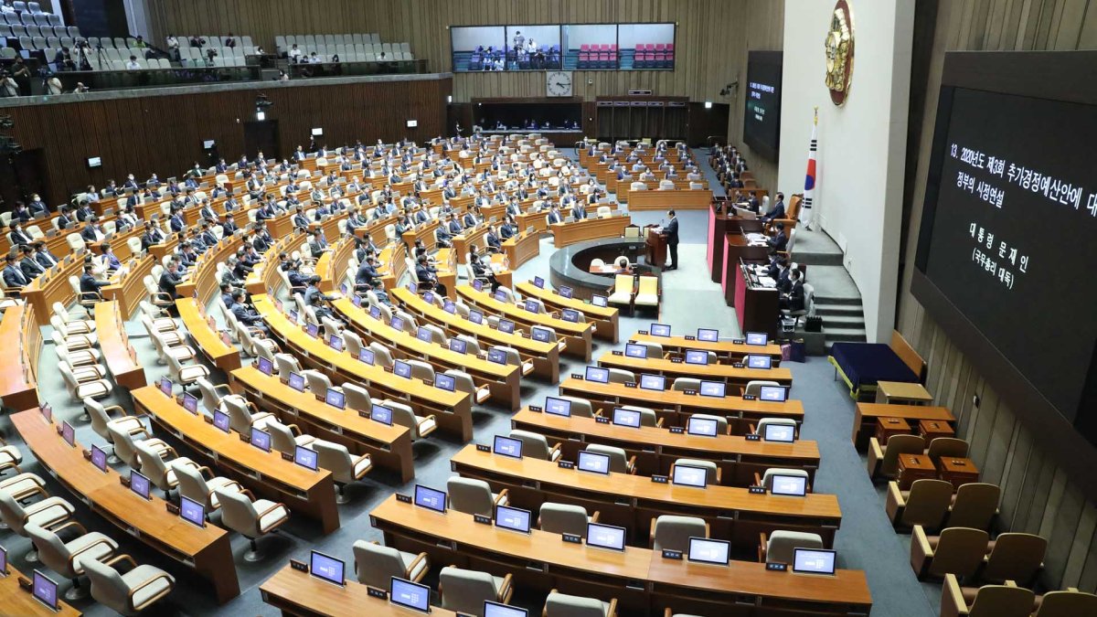 "野, 조건없는 복귀를" vs "폭주기관차 국회"