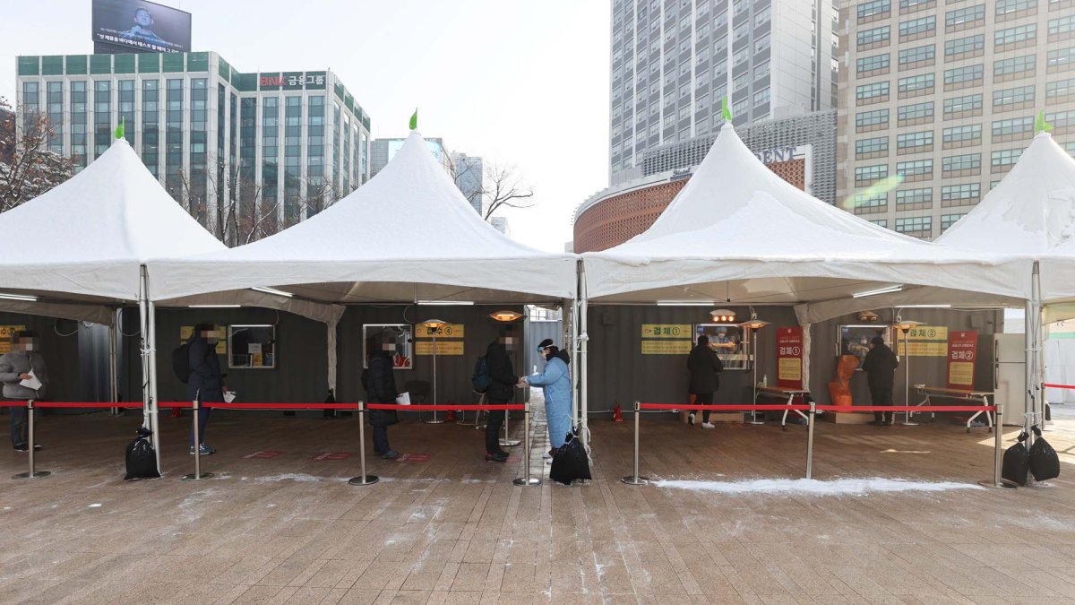 사흘째 500명대 신규확진…거리두기 조정안 모레 발표