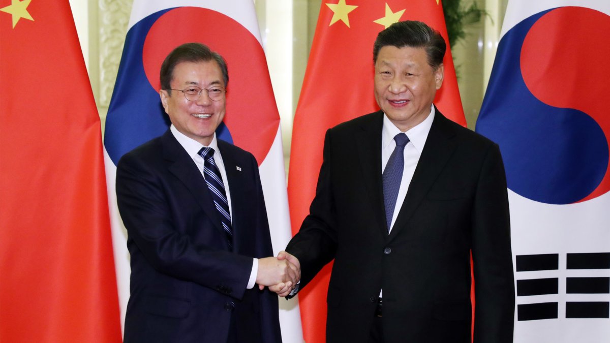Moon y Xi acuerdan cooperar para lograr mayores intercambios y lazos más estrechos entre sus países