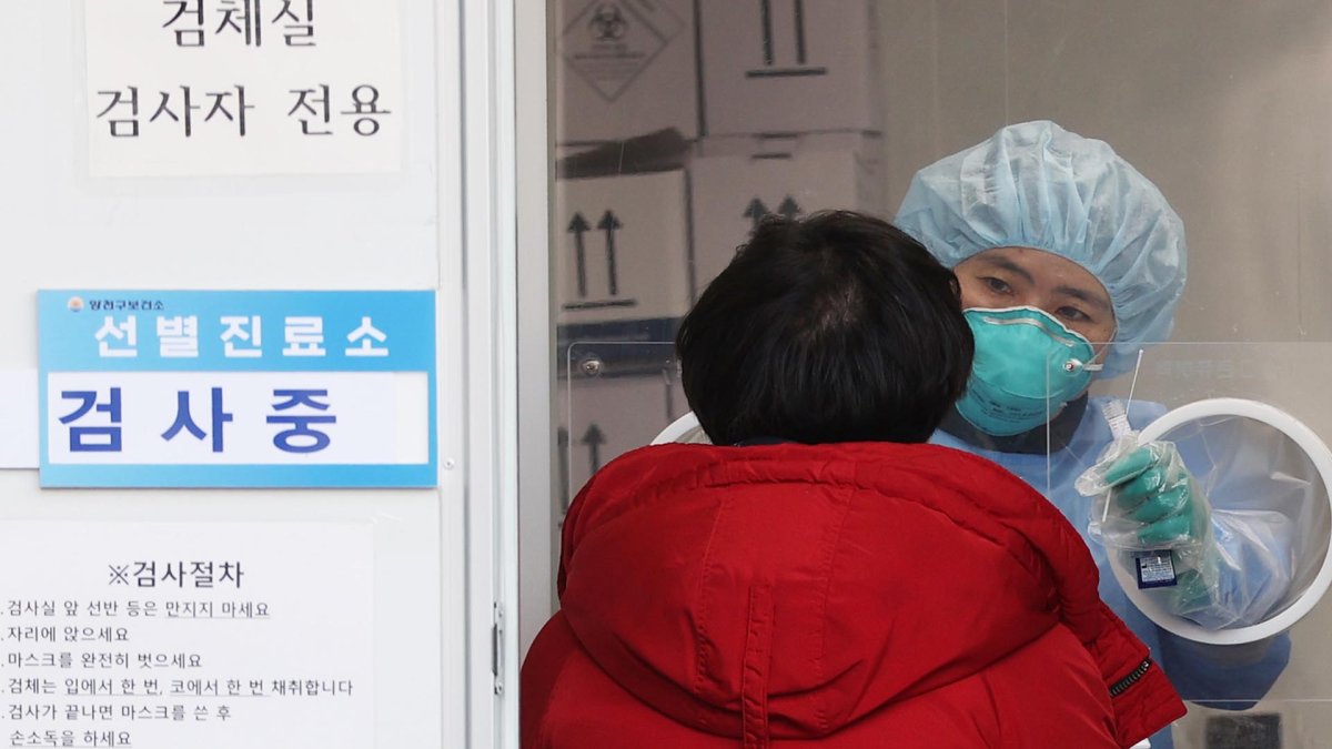 이틀 연속 300명대…이르면 주말직전 거리두기 조정
