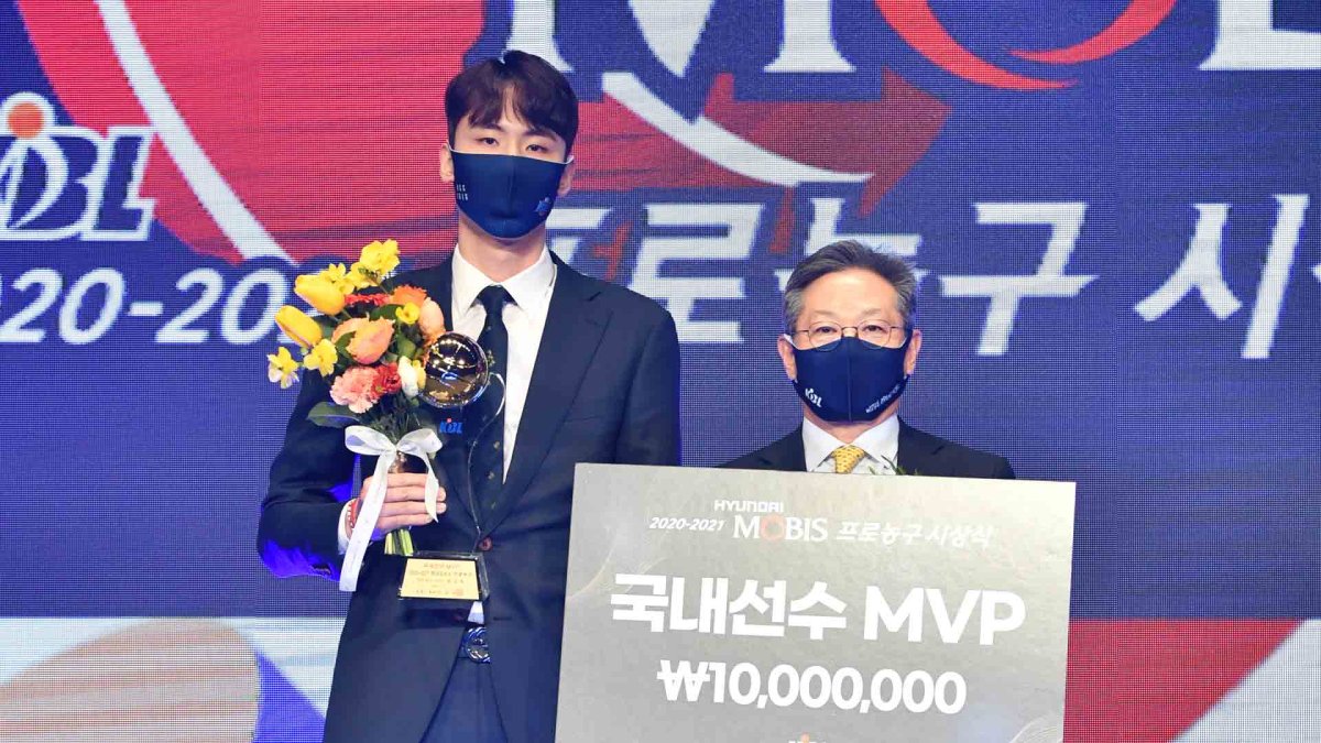 KCC 송교창, 프로농구 MVP 영예…신인왕은 SK 오재현