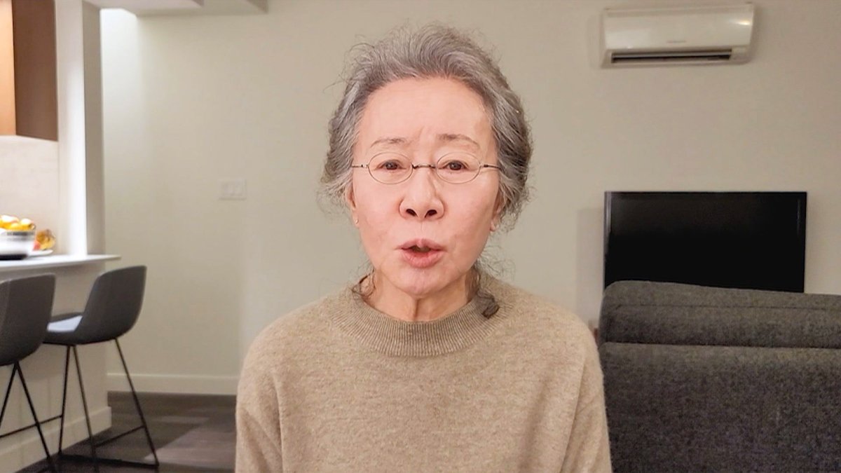 오스카 향하는 윤여정 "아들이 증오 범죄 걱정"