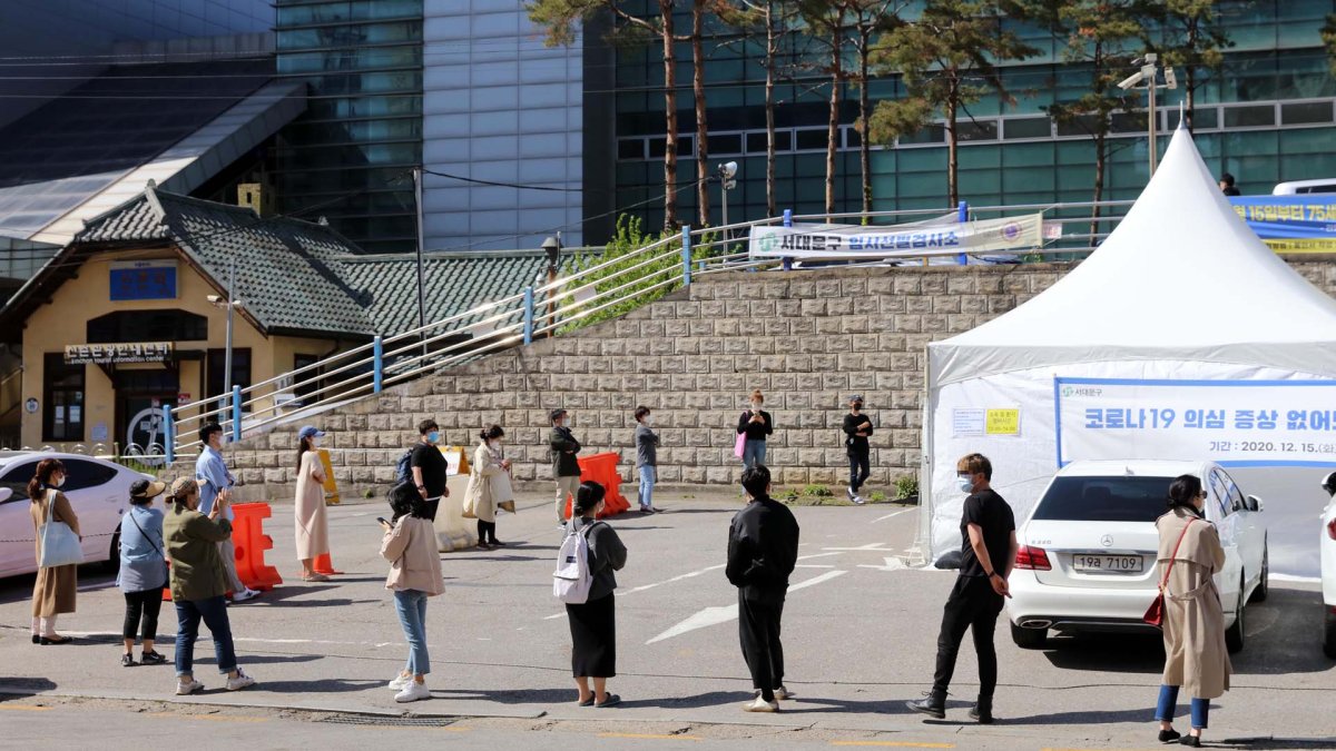 다시 600명대 확진…내일부터 70∼74세 접종예약