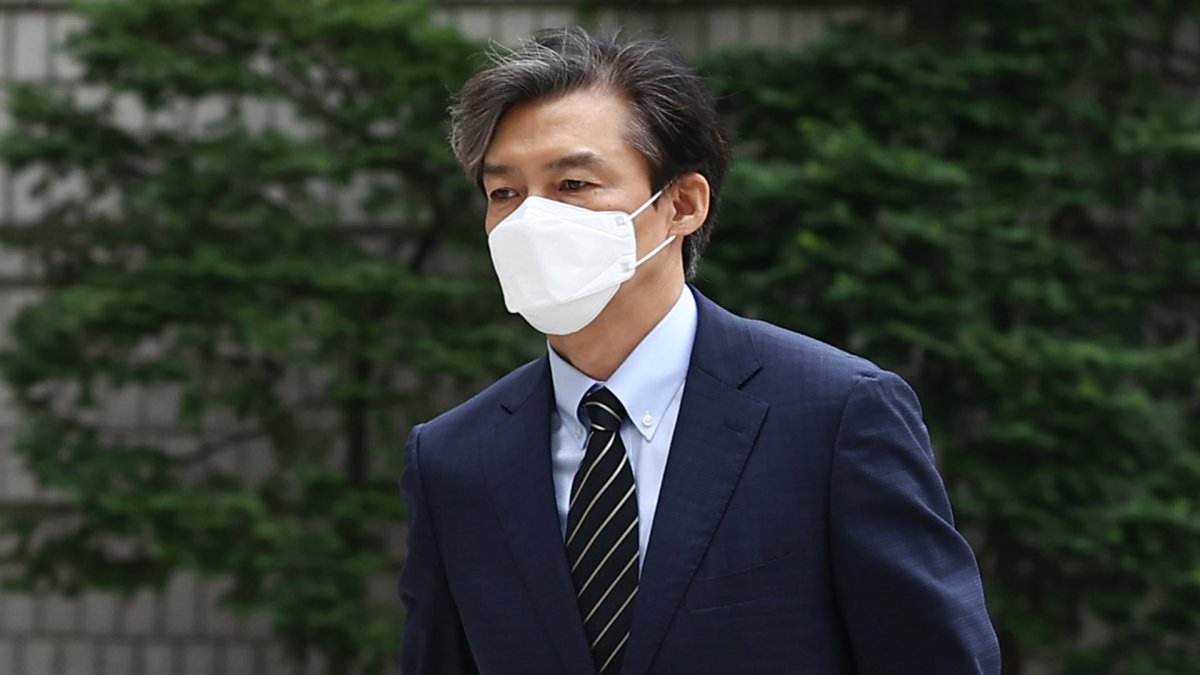 조국 재판 재개…"위조의 시간" vs "낙마 작전"