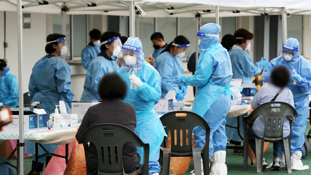 일상회복 한걸음…비수도권 확진자수·비중 모두 줄어