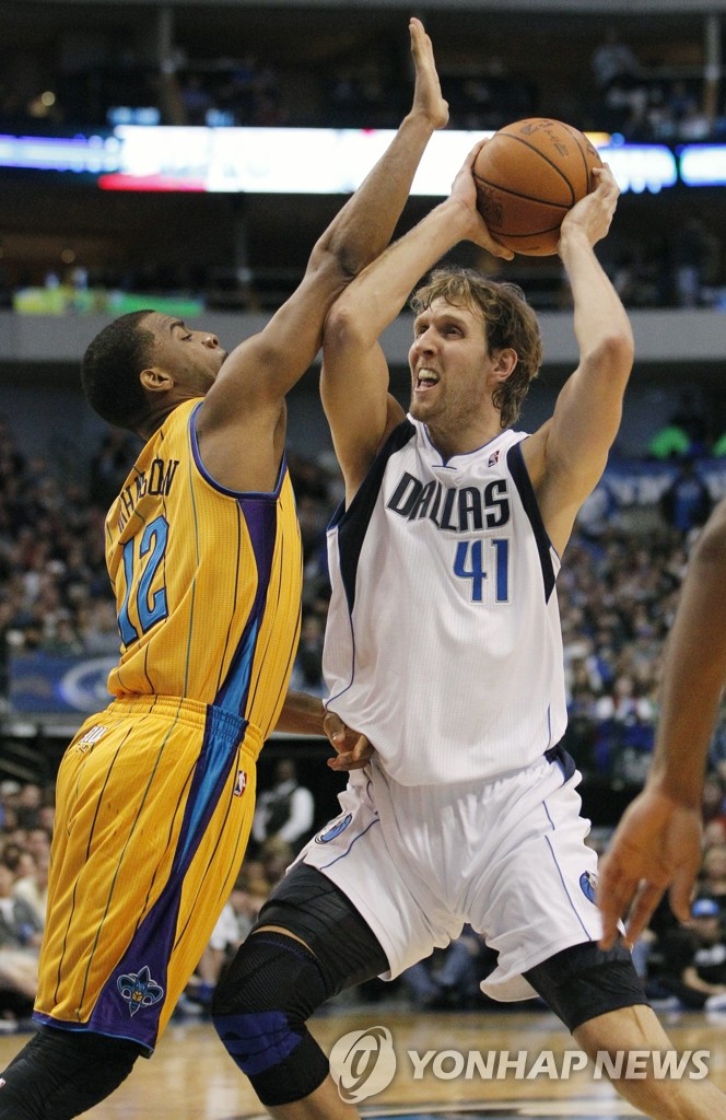 2012년 NBA에서 활약하는 클린턴 존슨(왼쪽.AP=연합뉴스)