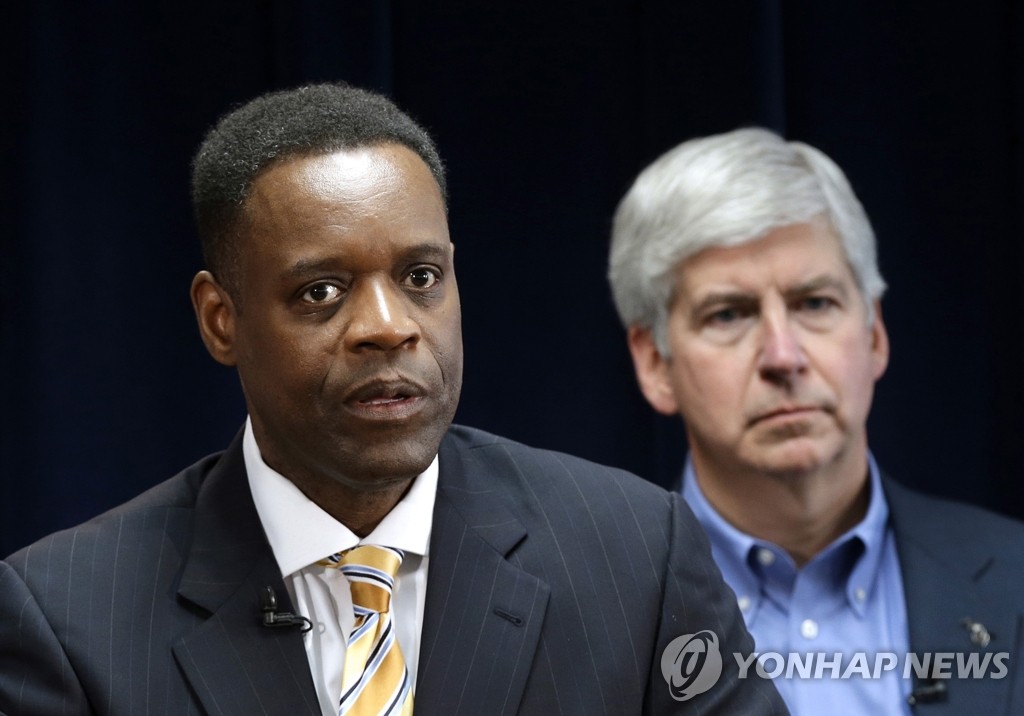 미국 디트로이트 시 재정 위기 비상관리인 케븐 오어 변호솨(좌)와 릭 스나이더 미시간 주지사 (AP=연합뉴스)