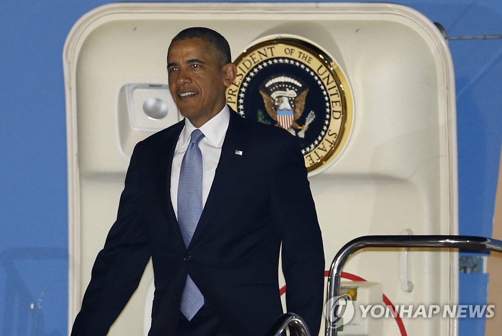 일본을 시작으로 아시아 순방에 나선 버락 오바마 대통령이 23일 오후 일본 하네다 공항에 도착했다. (AP=연합뉴스)