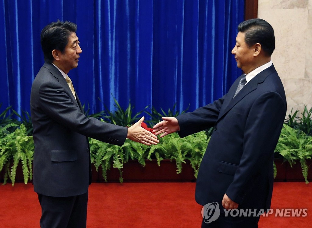 시진핑(오른쪽) 중국 국가주석과 아베 신조 일본 총리가 지난 10일 중국 베이징 인민대회당에서 정상회담 시작에 앞서 악수를 하고 있다.
