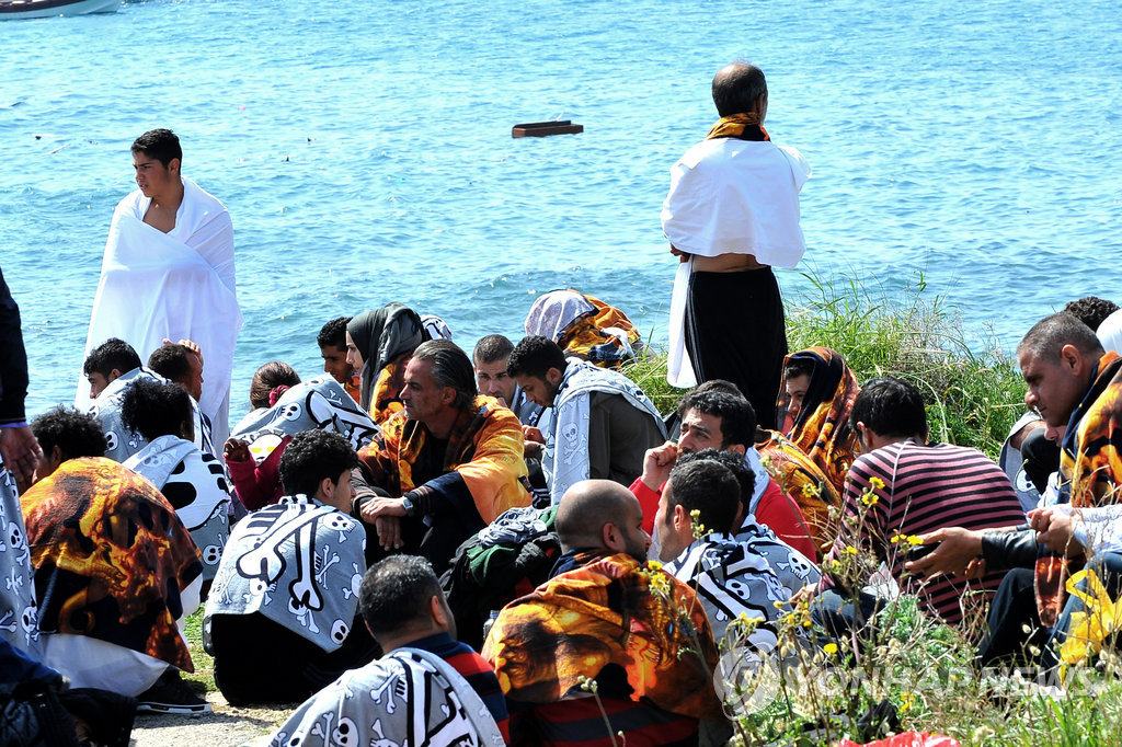 난민선을 타고가다 그리스 남동부 에게해의 로데스 섬 앞 바다에서 구조된 난민들 (AP=연합뉴스)