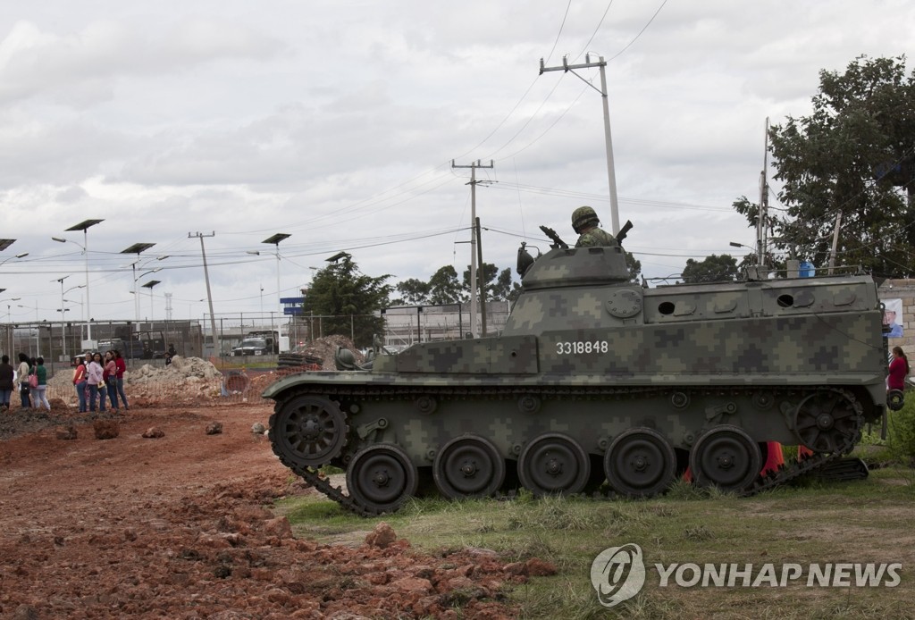 구스만 갇힌 교도소에 동원된 탱크 (AP=연합뉴스)