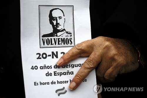 프랑코 지지자가 들고 있는 프랑코 초상