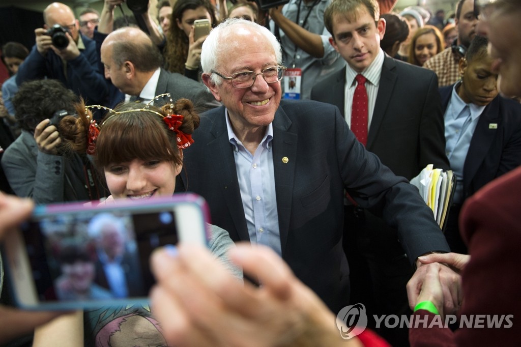 지지자에 둘러싸인 샌더스 (AP=연합뉴스)