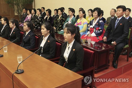 北대중매체 출연한 탈북 여종업원 가족·동료들