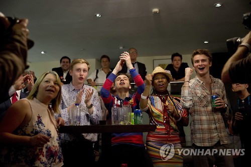 런던서 브렉시트 투표 개표중 환호하는 탈퇴 지지자들