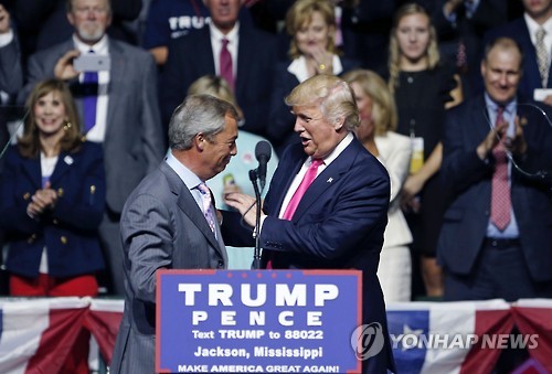 트럼프 유세장에 등장한 나이절 패라지 영국독립당 과도대표