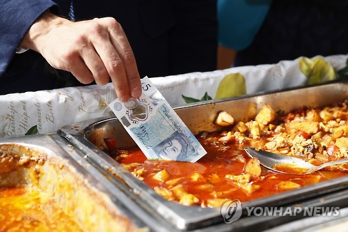 새로 나온 5파운드짜리 플라스틱 화폐
