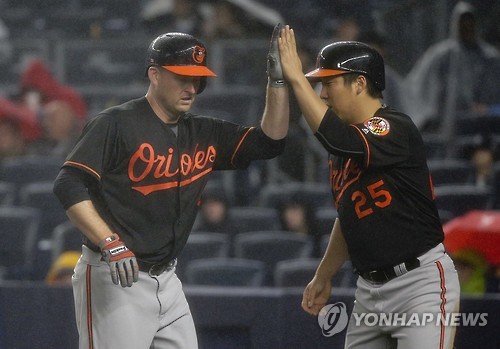 마크 트럼보 투런포 때 함께 홈을 밟은 김현수 (AP=연합뉴스)