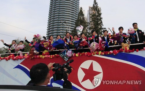 카퍼레이드하는 U-17 월드컵 우승 北선수단
