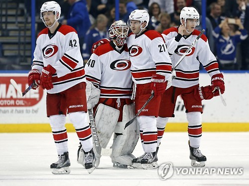 NHL 데뷔전을 치른 호르헤 알베스가 동료들의 축하를 받고 있다 (AP=연합뉴스)