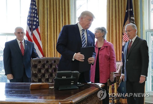 트럼프, 백악관서 행정명령 서명 (AP=연합뉴스)