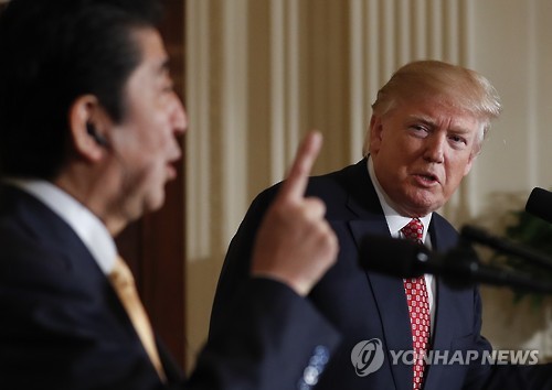 기자회견서 발언하는 아베(왼쪽)와 지켜보는 트럼프