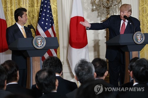 정상회담 후 기자회견하는 아베(왼쪽)와 트럼프