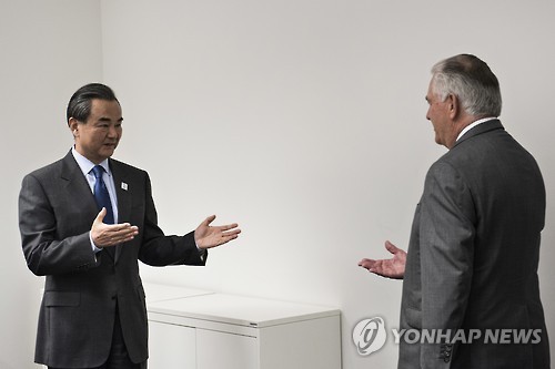 17일(현지시간) 독일 본에서 회동한 틸러슨(오른쪽) 미국 국무장관과 왕이 중국 외교부장(AP.연합뉴스)