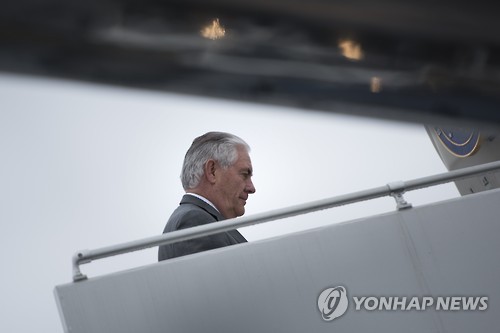 비행기에 오르는 틸러슨
