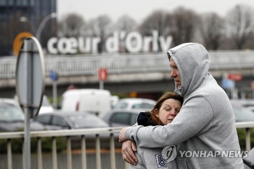 무기탈취 공격이 발생한 佛오를리 공항서 승객들이 서로를 위로하는 모습