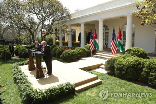 지난 5일 백악관 기자회견장의 도널드 트럼프(오른쪽 안쪽)-압둘라 2세 요르단 국왕