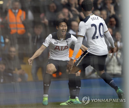 팀동료 델레 알리와 골의 기쁨을 나누는 손흥민(왼쪽).(AP=연합뉴스)