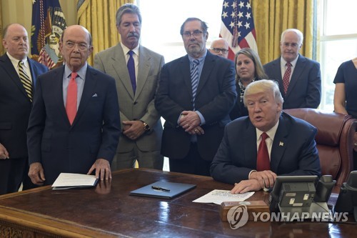 트럼프, '수입철강 조사' 행정각서 서명 