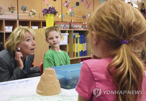 예비유치원(pre-k) 아동들과 얘기하는 벳시 디보스 미국 교육장관