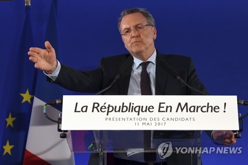기자회견하는 마크롱의 신당 앙마르슈의 리샤르 페랑 사무총장