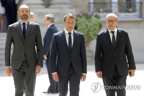 (파리 AP=연합뉴스) 파리 주불영국대사관 찾아 테러 희생자에게 조의 표하는 에마뉘엘 마크롱 프랑스 대통령(가운데, 에두아르 필리프 총리(왼쪽), 장이브 르드리앙 외무장관(오른쪽)