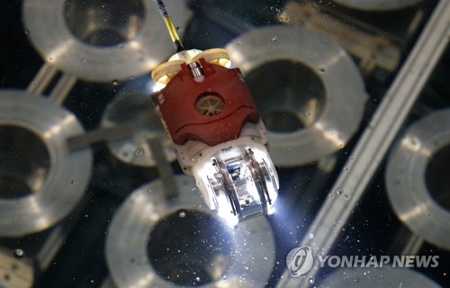 '방사선 오염' 日후쿠시마 원전에 탐사용 '수영 로봇' 투입 - 3