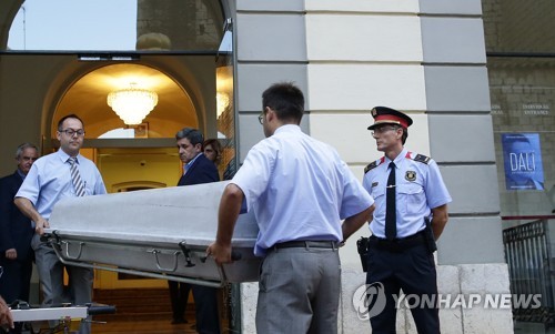 친자확인소송 위해 천재 화가 달리 무덤 28년 만에 열려
