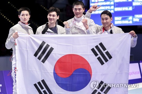 우승 뒤 태극기 들고 기뻐하는 한국 대표팀의 김준호, 구본길, 오상욱, 김정환(왼쪽부터) [AP=연합뉴스]