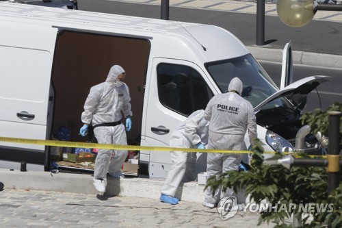 마르세유 차량 돌진에 이용된 승합차 조사하는 경찰