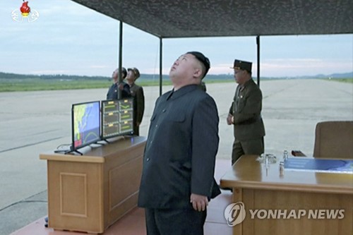 지난달 29일 '화성-12형' 발사 참관하는 김정은