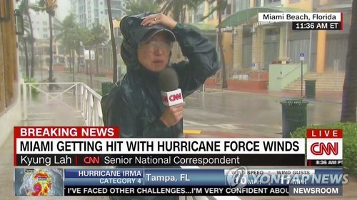 마이애미비치 현장에서 중계중인 CNN 경 라 기자.